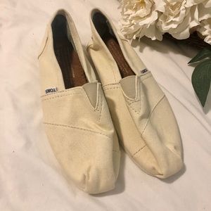 Toms Classics in a off white / almond
